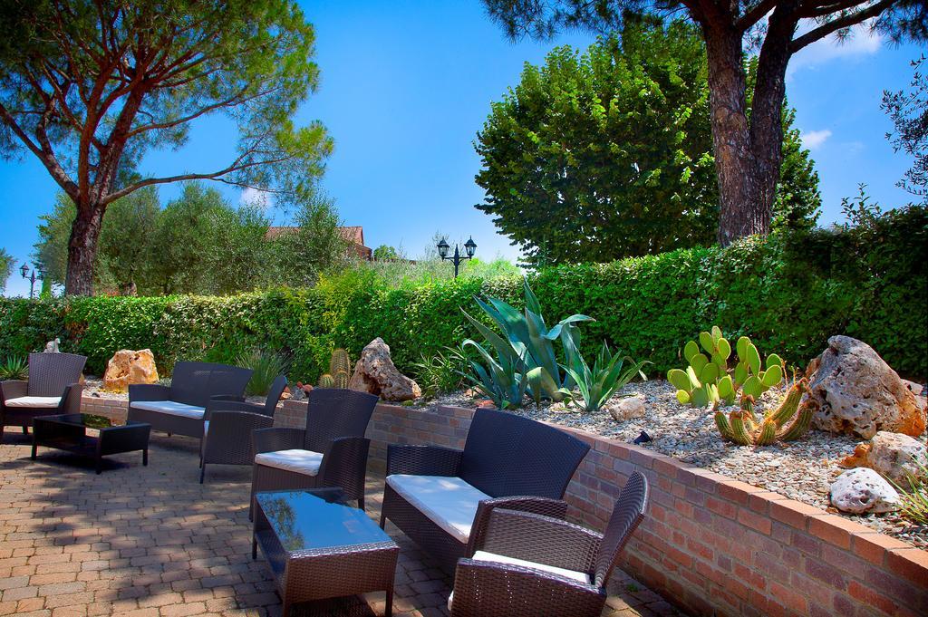 Borgo Tre Rose Hotel Valiano Exterior photo
