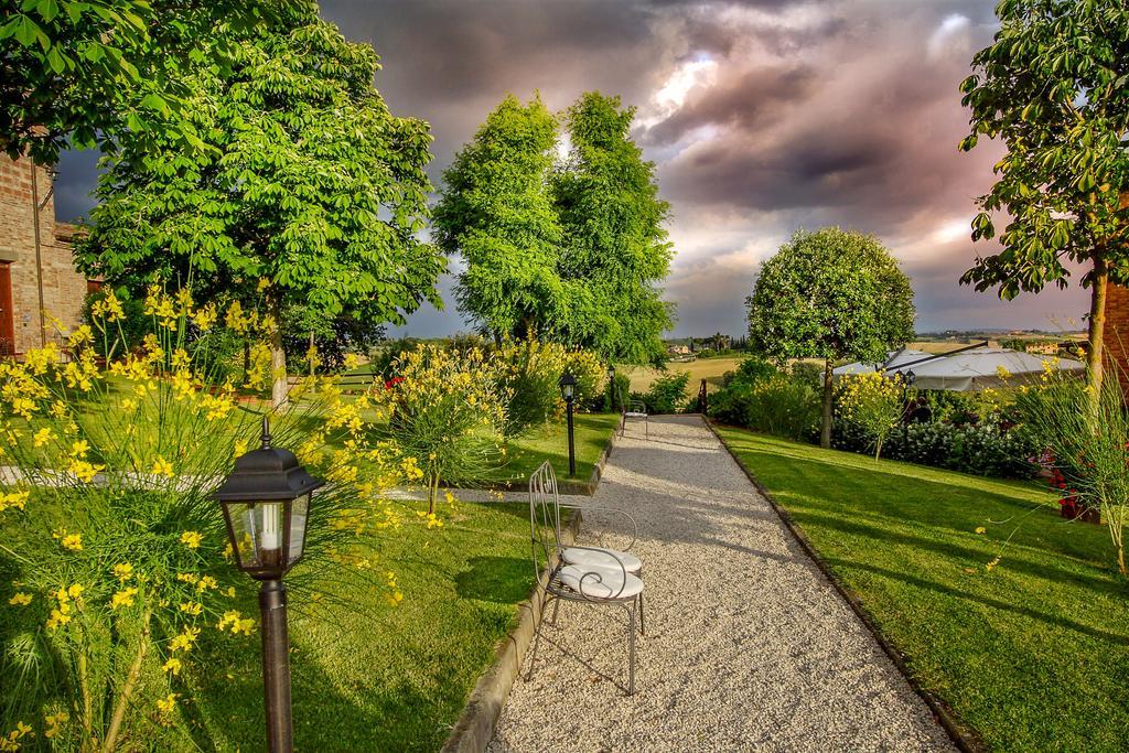 Borgo Tre Rose Hotel Valiano Exterior photo